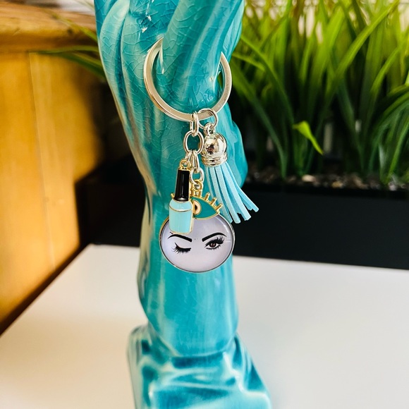 ❌❌SOLD❌❌💥Lot of 3💥Keychains tassel nail polish eye mascara makeup crown red blue - Picture 7 of 11